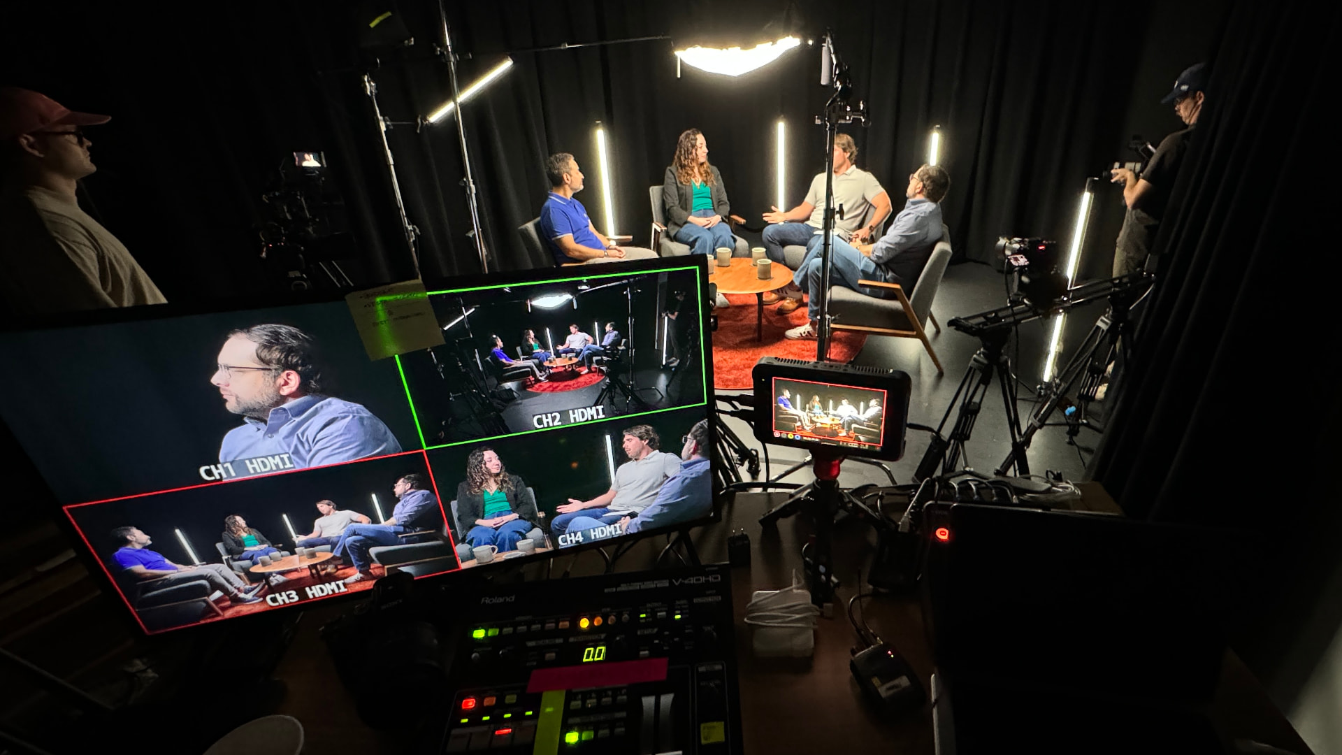 Roundtable recording with four participants and multi-camera switch